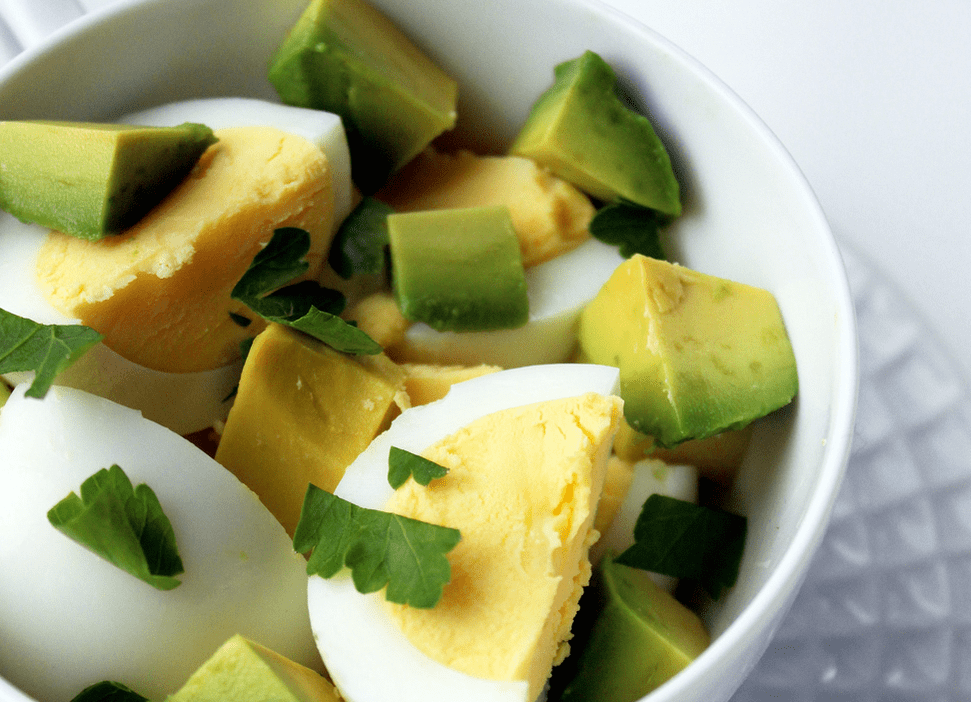 salát s avokádem a vejci na proteinové dietě