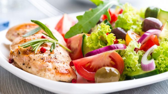 zeleninový salát a ryby na proteinové dietě