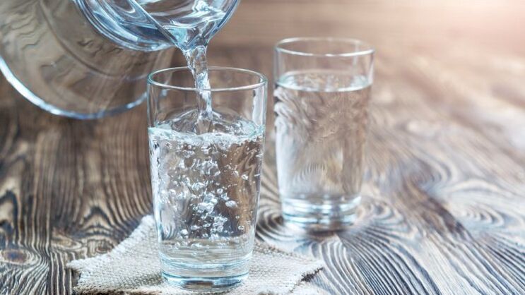 sklenici vody pro pitnou dietu