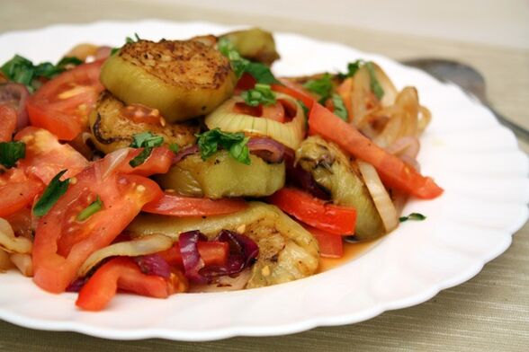 Dieta Maggi zahrnuje zdravý zeleninový salát a vařený lilek. 