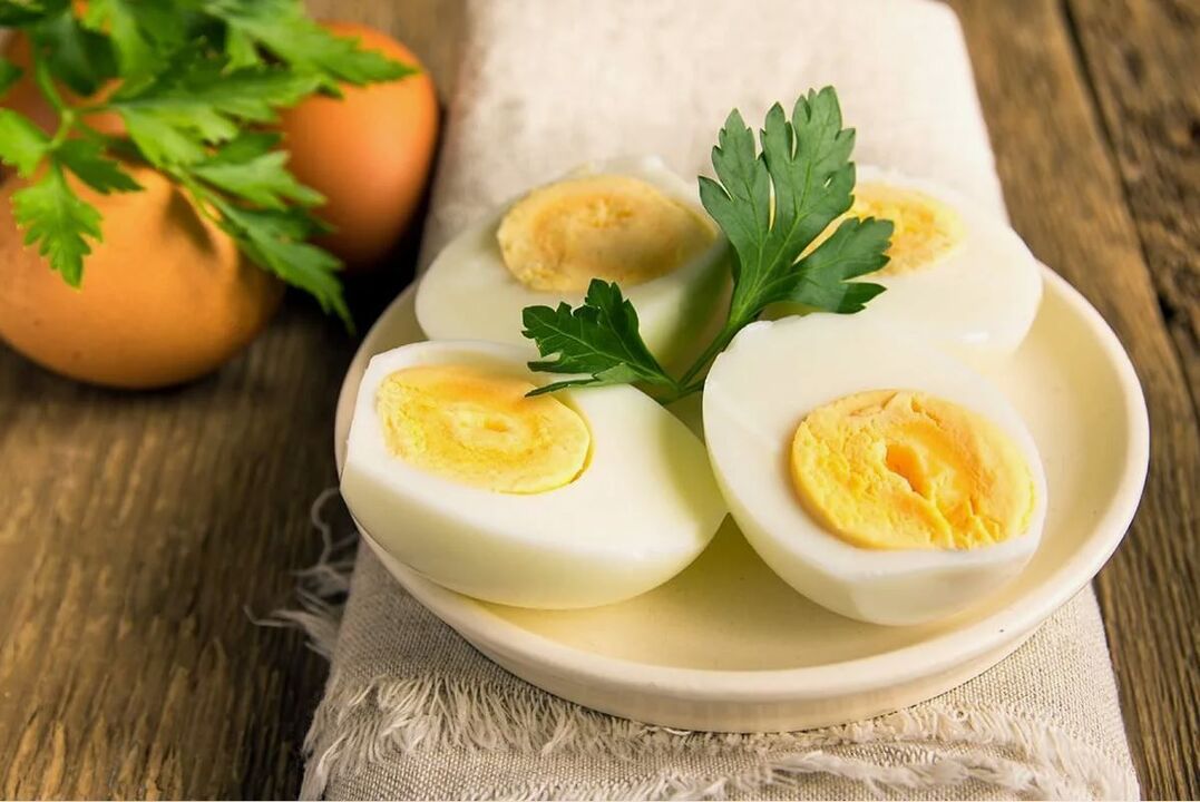 vařená vejce k snídani